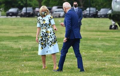 Capturan un momento “romántico” de Joe Biden con su esposa y se vuelve viral