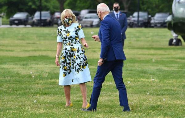 Capturan un momento “romántico” de Joe Biden con su esposa y se vuelve viral