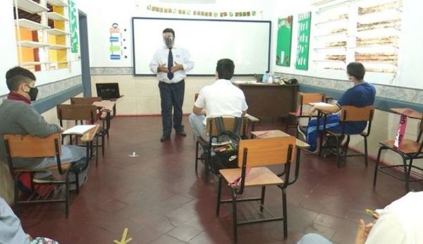 "Nada que festejar". Unos 155 docentes muertos por COVID-19