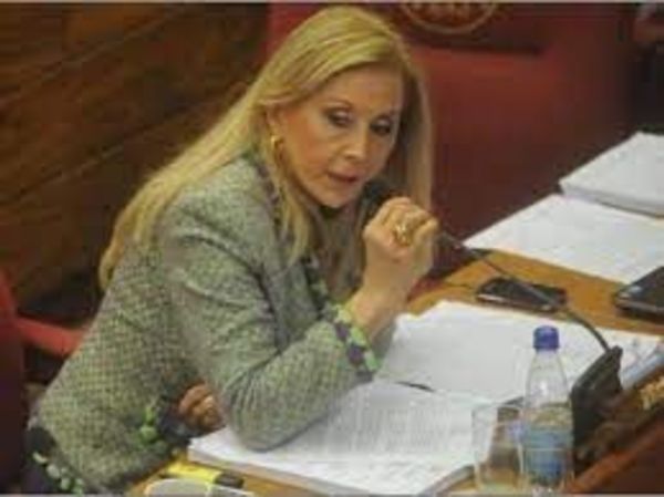 Senadora Gusinky figura como vacunada en Salud, pero ella lo niega