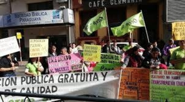 Diario HOY | En el Día de Maestro, el gremio de docentes de la (OTEP – SN) se movilizan frente al MEC