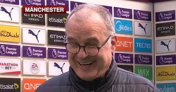 Delantero del Leeds revela la hilarante razón por la que Marcelo Bielsa usa los anteojos torcidos - SNT