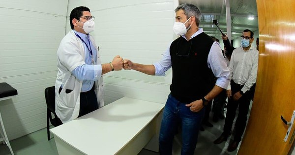 La Nación / Mario Abdo saludó a maestros por su día e inauguró unidades de salud en Limpio