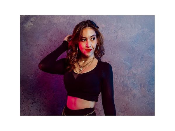 Izza Aquino anuncia el lanzamiento de su canción "Falso Amor"