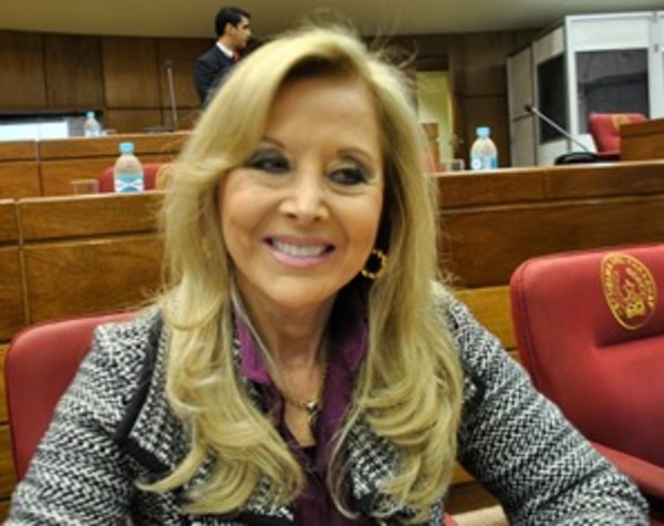 Senadora Mirtha Gusinky se  vacunó en su casa sin estar en el rango,  conifrma Salud