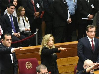 Salud muestra documento que advierte vacunación irregular de senadora Gusinky
