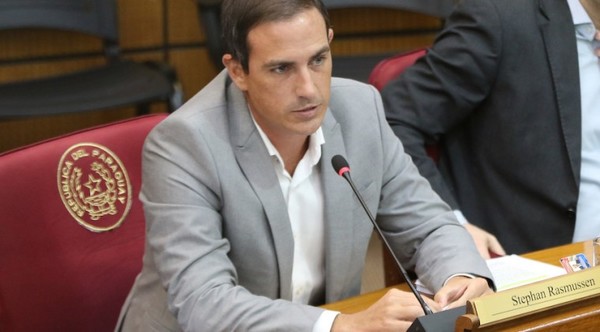 Pedir más préstamos y repartir bonificaciones es una incoherencia, cuestiona senador