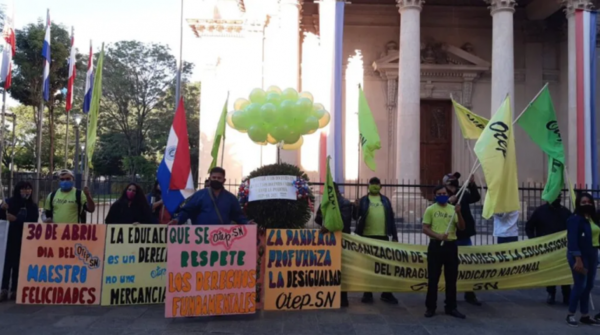 Diario HOY | Rinden tributo a docentes caídos por la covid y piden emergencia educativa