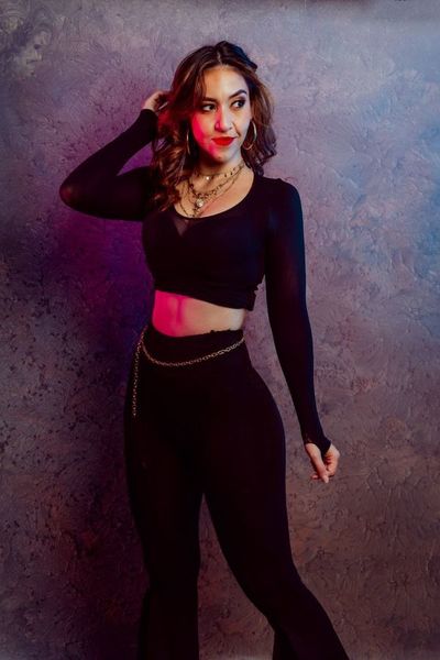 Izza Aquino se lanza a la música con “Falso amor” - Música - ABC Color