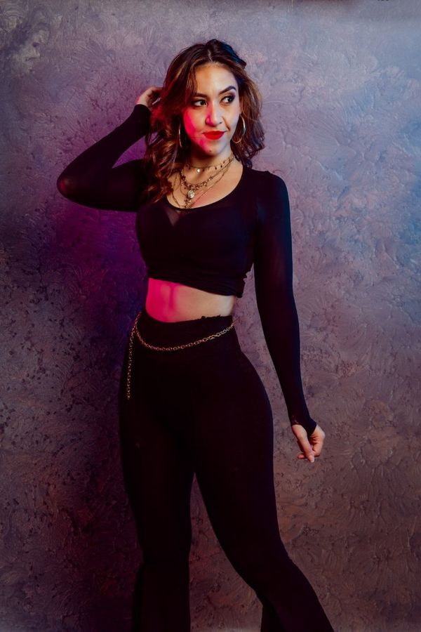 Izza Aquino se lanza a la música con “Falso amor” - Música - ABC Color