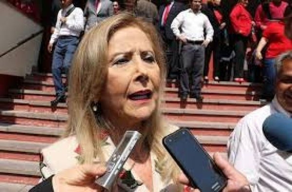 Senadora Gusinky fue vacunada en su casa, confirma Salud