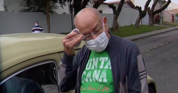 La Nación / Un maestro puso a la venta su Volkswagen Beetle 72 y sus exalumnos lo sorprendieron