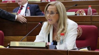 Gusinky debe perder su investidura por vacunación VIP, dice senador - ADN Digital