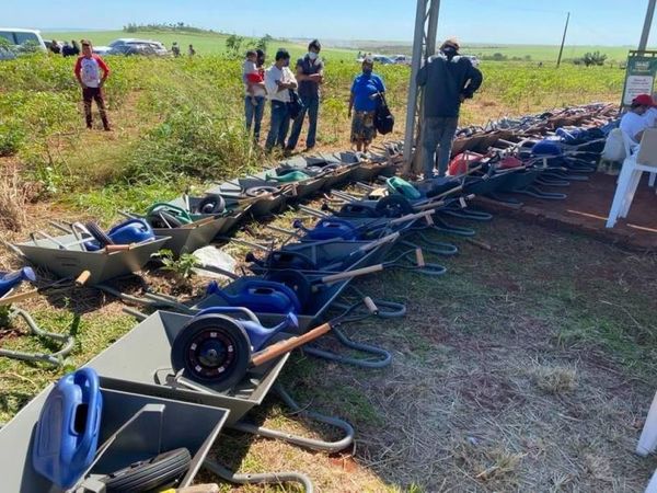 Implementos agrícolas para agricultores de la Colonia Guaritá