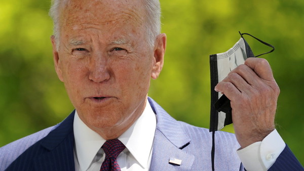 A pesar de estar vacunado y al aire libre: Biden busca su mascarilla durante un discurso (Video)
