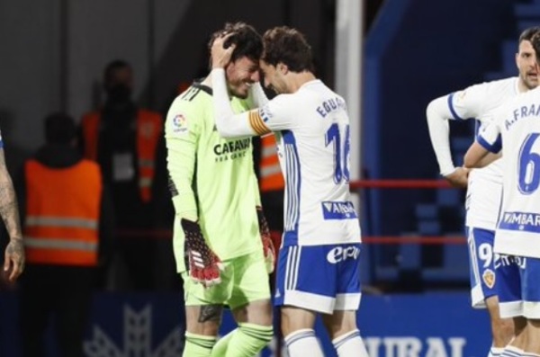 Increíble: Arquero marca de cabeza y salva al Zaragoza en el minuto 97