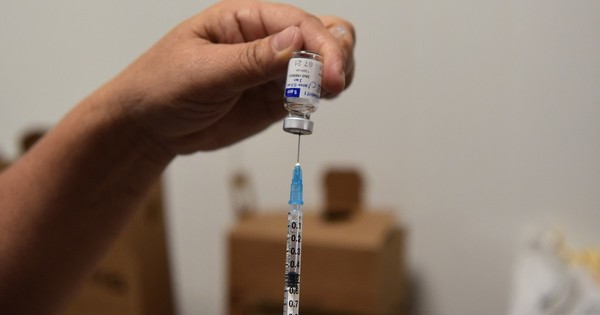 La Nación / Más políticos se sumaron a la lista de vacunados vip contra el COVID-19