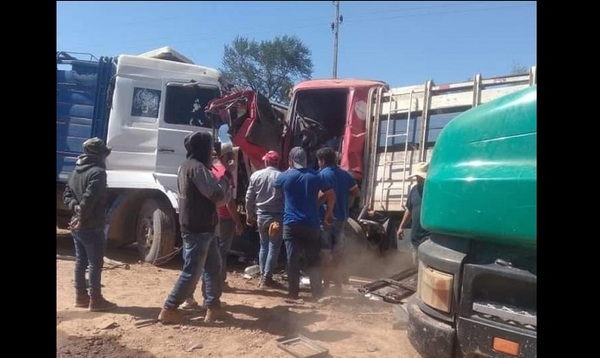 Un día antes de cumplir años, chofer de camión transportador de ganado muere en choque frontal