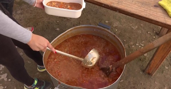 La Nación / Paraguaya coordina una olla popular en La Matanza