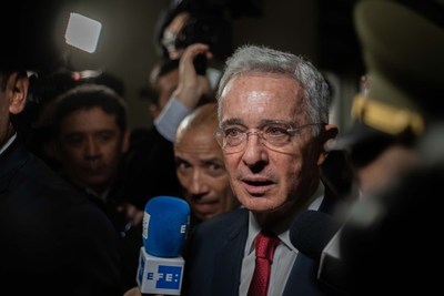 Twitter oculta un tuit de Uribe por incitar a la violencia en Colombia - MarketData