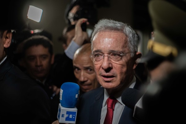 Twitter oculta un tuit de Uribe por incitar a la violencia en Colombia - MarketData