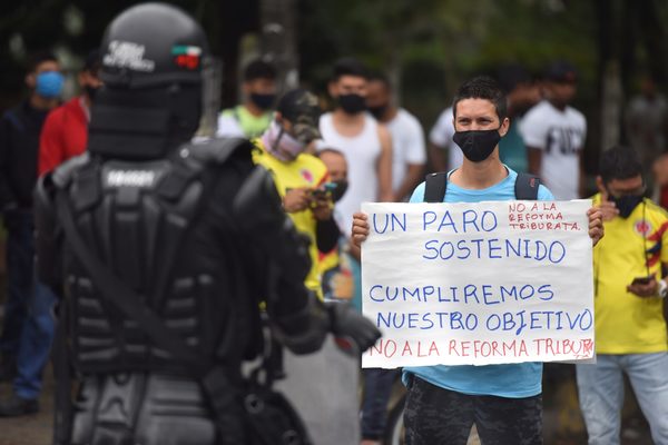 Duque ordena replantear la polémica reforma fiscal tras protestas callejeras - MarketData
