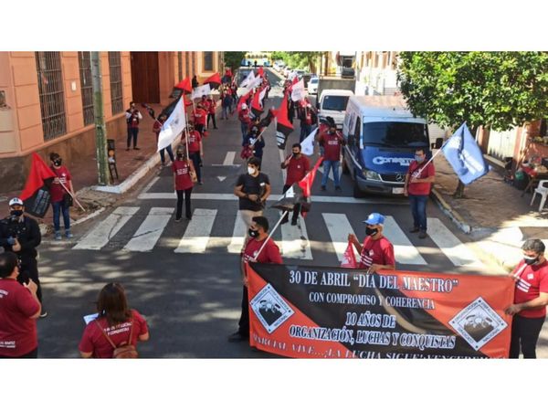 Rinden tributo a docentes caídos ante el Covid y reclaman deudas