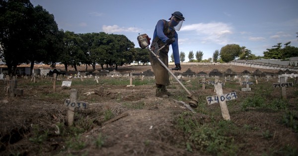 La Nación / El mundo supera los 150 millones de contagios y Brasil los 400.000 muertos