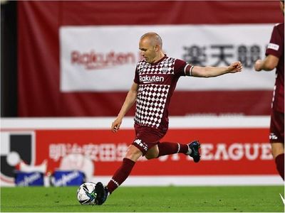 Iniesta vuelve a jugar con el Vissel Kobe nipón tras 4 meses lesionado