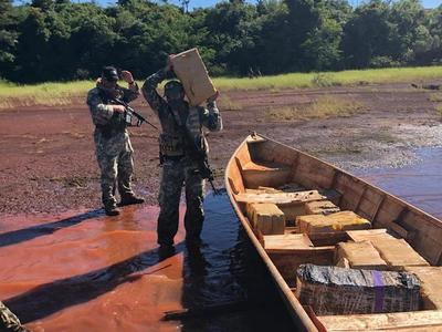 Decomisan 337 kilos de marihuana en una embarcación