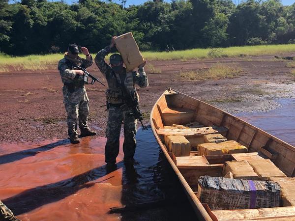 Decomisan 337 kilos de marihuana en una embarcación