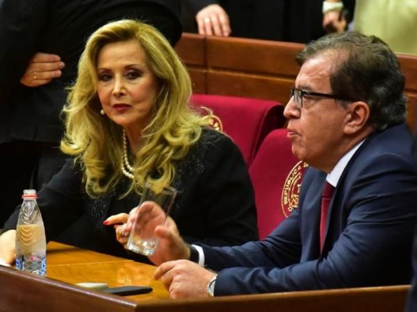 Embretan a Gusinky para que renuncie o sería expulsada por vacunación vip