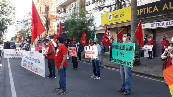 Movilizaciones simultáneas para conmemorar el Día del Trabajador y exigir salud - Nacionales - ABC Color