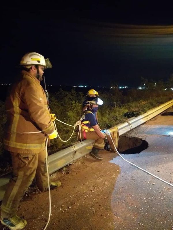 Hundimiento en pleno asfaltado: hombre cayó a pozo de 4 metros - Nacionales - ABC Color