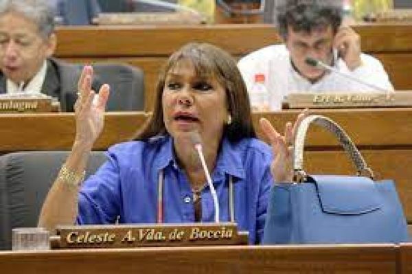 Liberales piden la cabeza de la senadora Gusinky