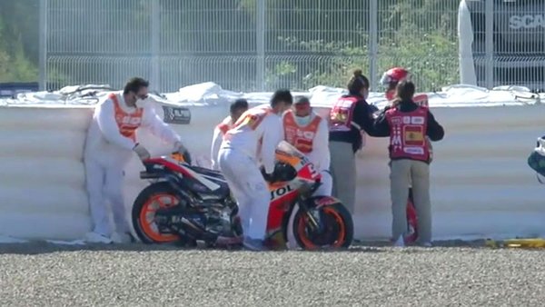 ▶ | Terrorífica caída e impactante derrape de Marc Márquez en el MotoGP: salió volando a 165 kilómetros por hora