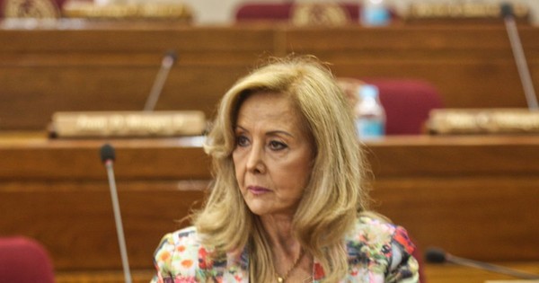 La Nación / Vacunación VIP: ¿senadora figura como personal de blanco y encamado?
