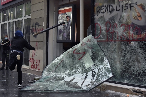 Al menos 34 detenidos durante las protestas del 1 de Mayo en París | .::Agencia IP::.