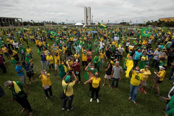 Brasileños desafían la pandemia y salen a las calles en apoyo y contra Bolsonaro - MarketData