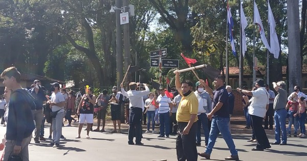 La Nación / En el Día del Trabajador, asociados de Sitramucde se manifestaron contra Prieto