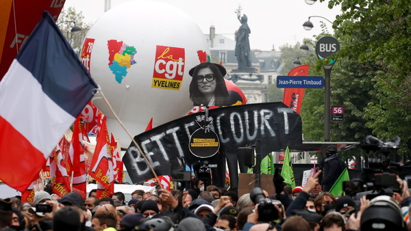 Enfrentamiento entre Policía y la multitud durante manifestaciones del Primero de Mayo en Francia, Italia y Turquía (Video)