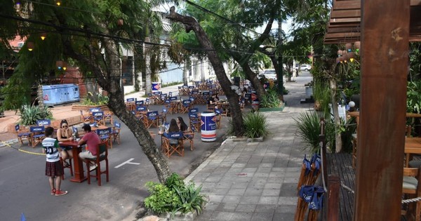 La Nación / Gastronómicos habilitaron espacios peatonales en Asunción