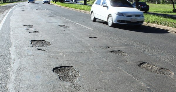 La Nación / Del plagueo a la acción: reparan bache que tenía un hierro de punta