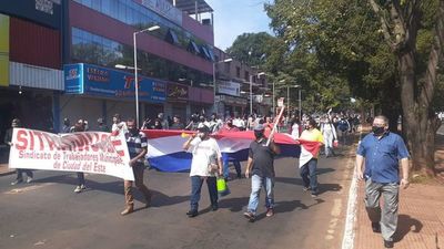 Extrabajadores de la comuna esteña se movilizan para exigir derechos laborales - ABC en el Este - ABC Color