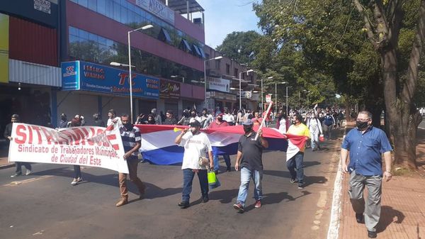 Extrabajadores de la comuna esteña se movilizan para exigir derechos laborales - ABC en el Este - ABC Color