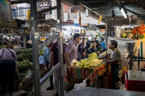 Venezuela sube 177,78 % el salario mínimo integral y lo ubica en 3,54 dólares - MarketData