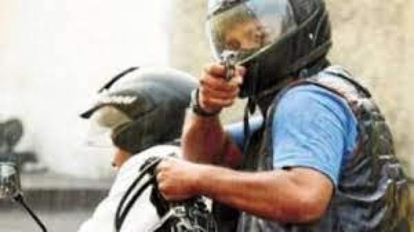 Motochorros armados despojaron a una mujer de su motocicleta y cartera