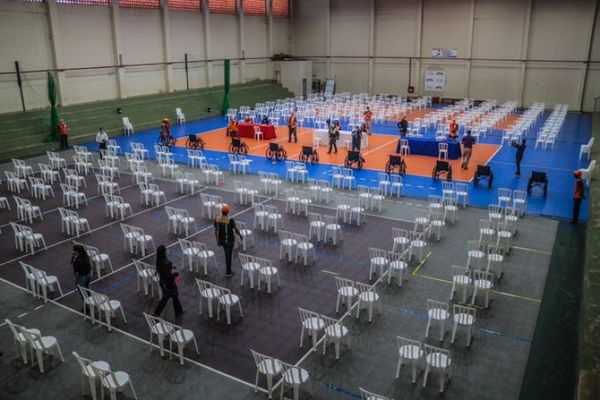 Ministros verificaron vacunatorio donde se aplicarán unas 1.200 dosis contra el covid-19