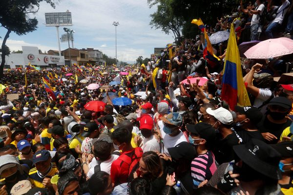 Trabajadores colombianos celebran su día en paz tras tres días de protestas - MarketData