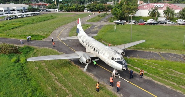 La Nación / Histórico avión de LAP es retirado de su eterno descanso para su restauración